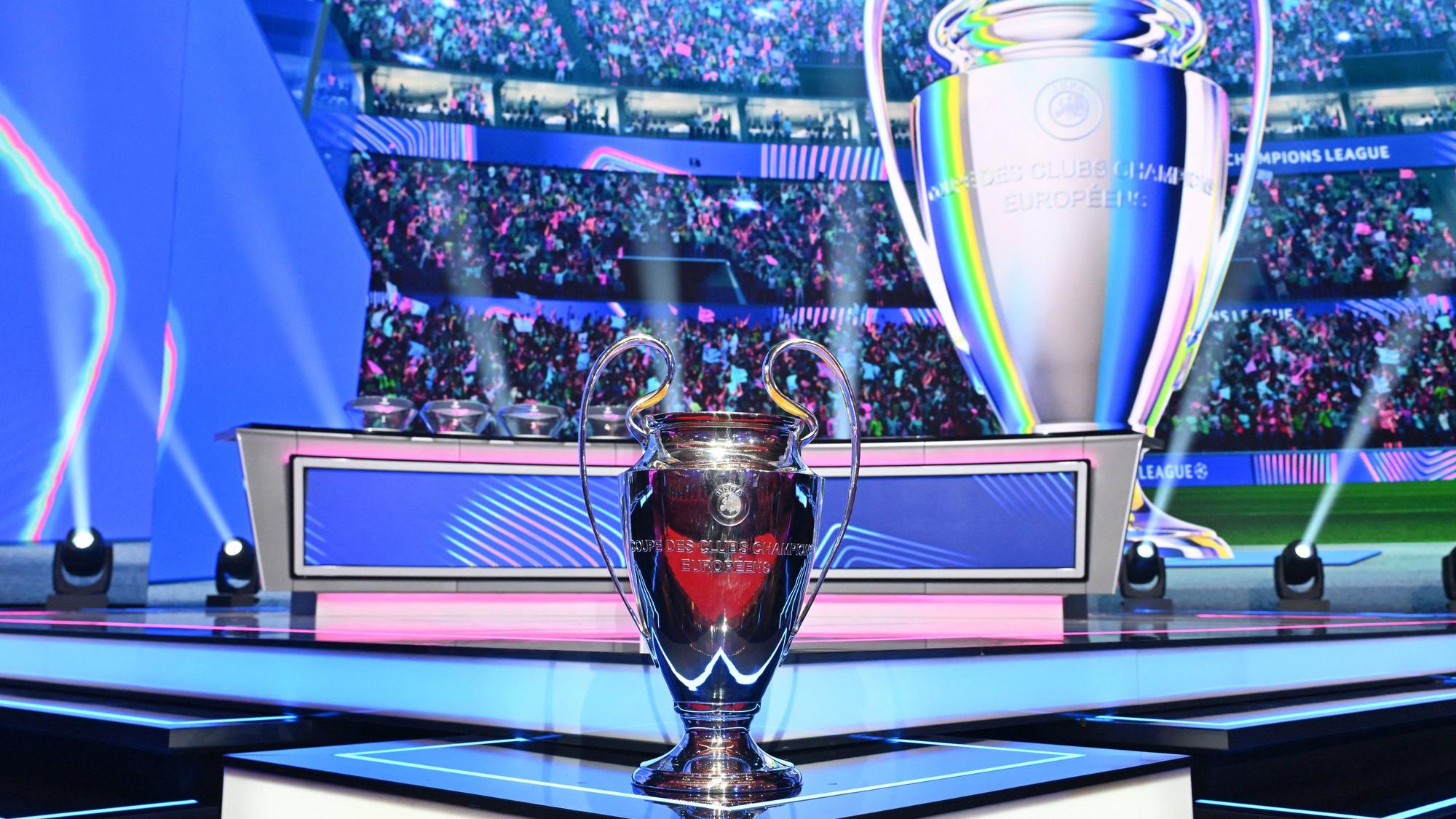 Der Pokal der Champions League vor der Vorrunden-Auslosung.
