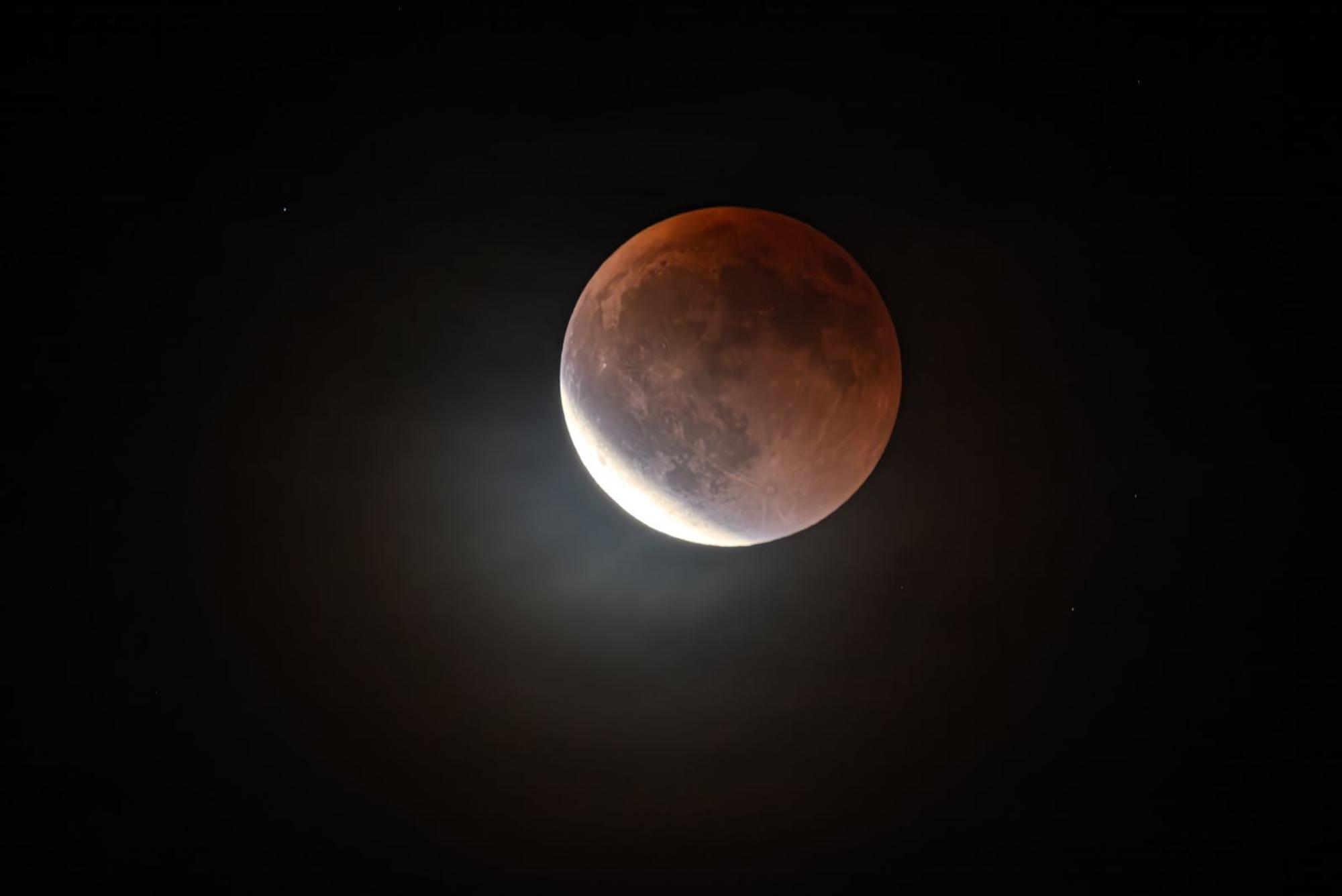 Bei einer partiellen Mondfinsternis verdeckt der Erdschatten den Mond nicht vollständig. (Bild: iStock/Marcel Forrer)