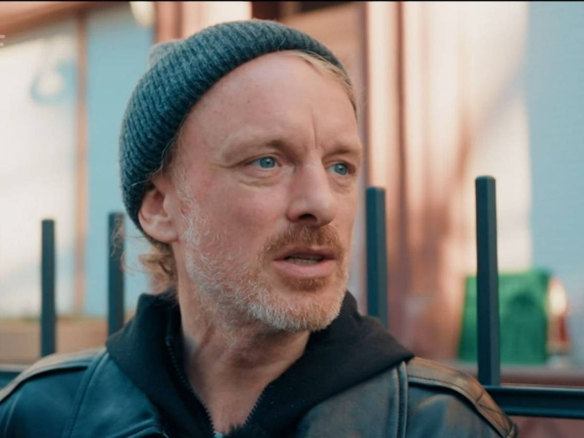 Marc erinnert sich daran, dass ihm 8.000 Euro dafür geboten wurden, aus seiner Wohnung auszuziehen. (Bild: ZDF)
