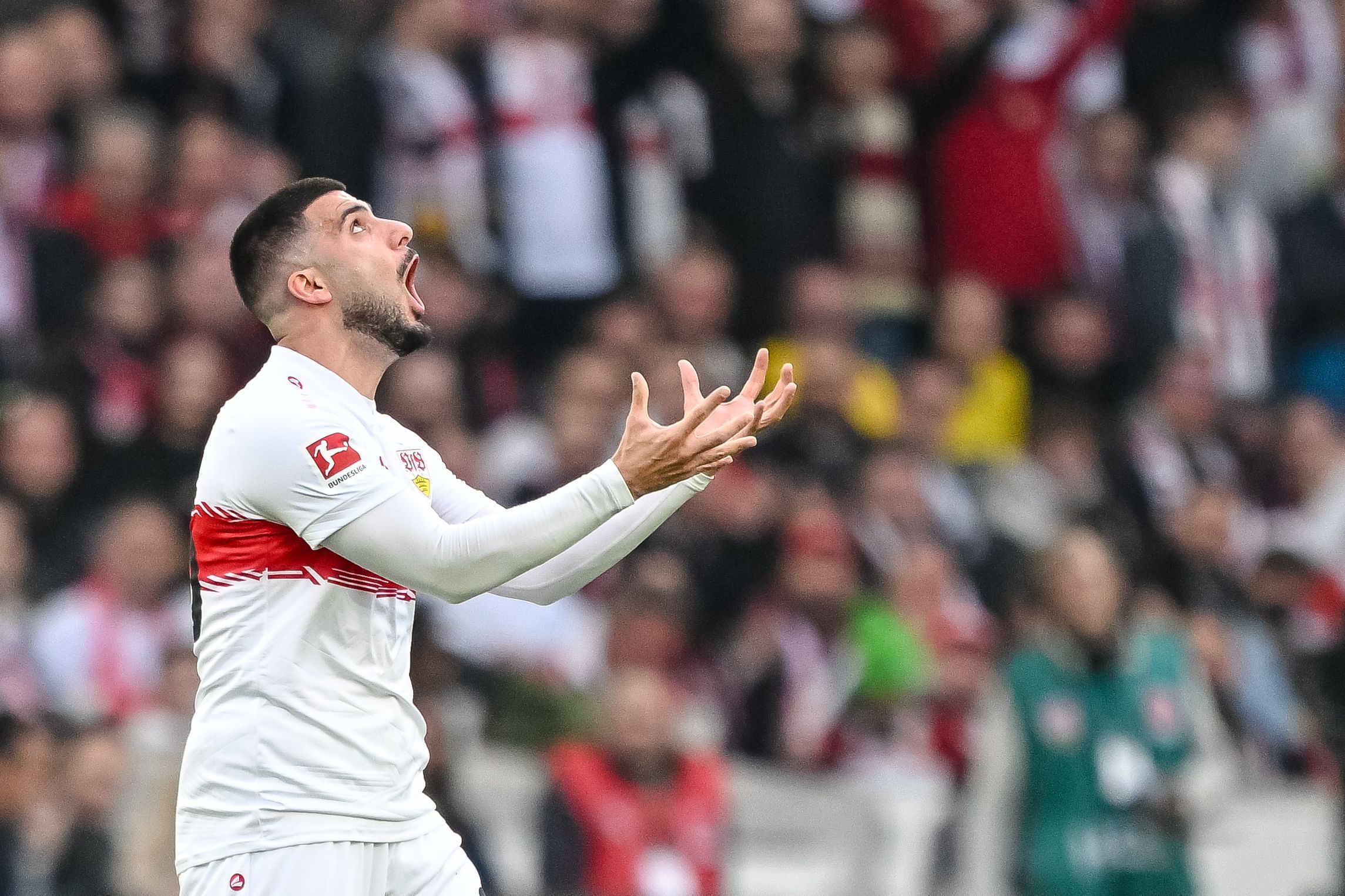 Deniz Undav reagiert emotional.
