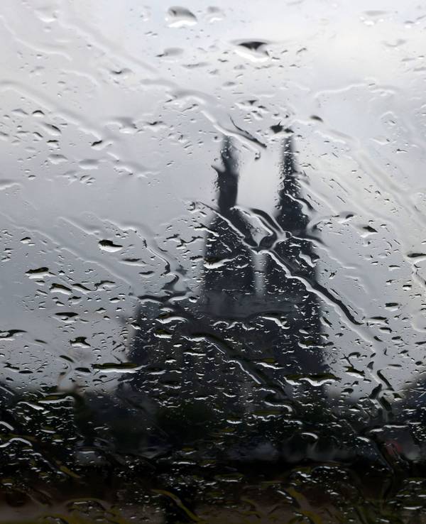 Ein Gewitter zieht über Köln (Archivbild).