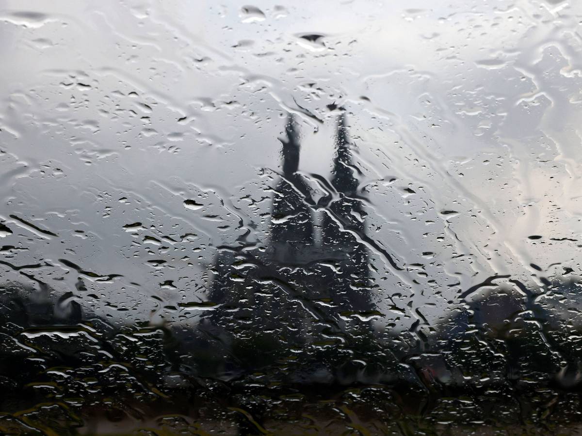 Ein Gewitter zieht über Köln (Archivbild).