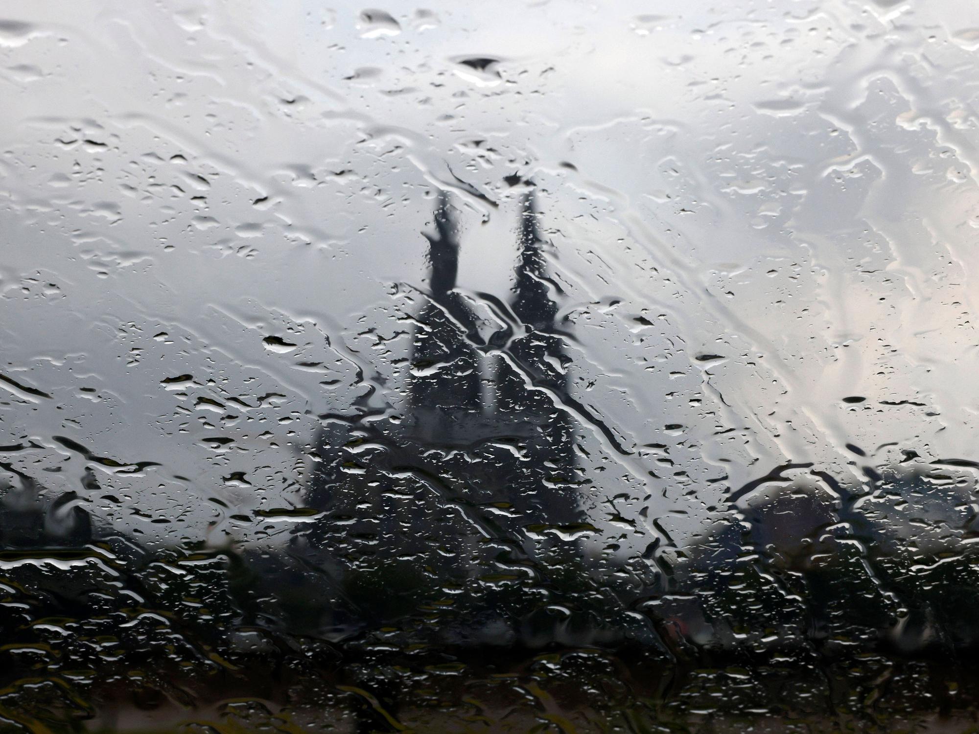 Ein Gewitter zieht über Köln (Archivbild).