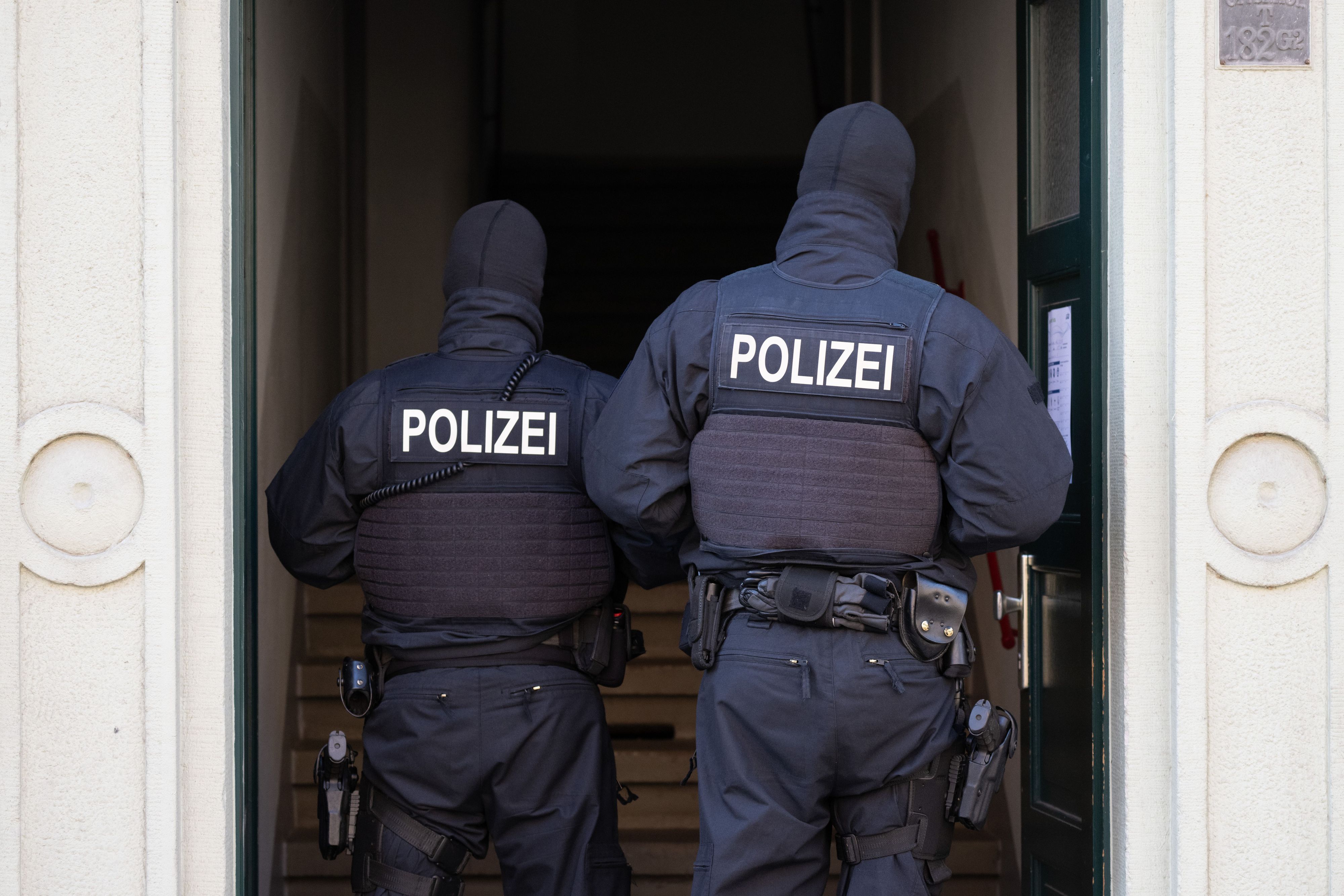 Polizisten haben in mehreren Bundesländern Wohnungen durchsucht. Gegen die Beschuldigten wird wegen des Verdachts der Fortführung einer verbotenen Vereinigung ermittelt. (Symbolbild)
