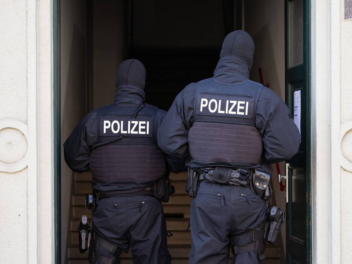 Polizisten haben in mehreren Bundesländern Wohnungen durchsucht. Gegen die Beschuldigten wird wegen des Verdachts der Fortführung einer verbotenen Vereinigung ermittelt. (Symbolbild)