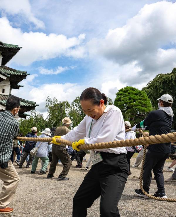 Nach den Restaurierungsarbeiten in Hirosaki in der Präfektur Aomori ziehen Freiwillige am 26. August 2026 einen Teil der Burg Hirosaki mit Seilen an ihren ursprünglichen Standort zurück.
