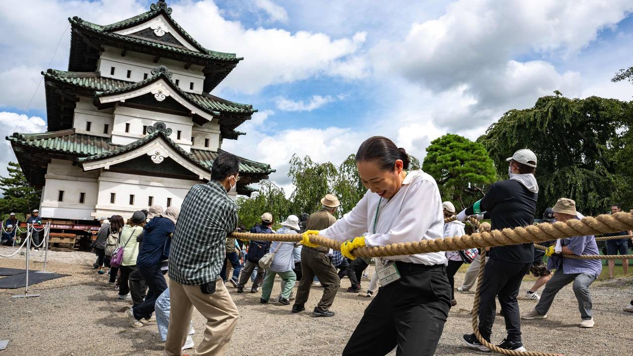 Nach den Restaurierungsarbeiten in Hirosaki in der Präfektur Aomori ziehen Freiwillige am 26. August 2026 einen Teil der Burg Hirosaki mit Seilen an ihren ursprünglichen Standort zurück.