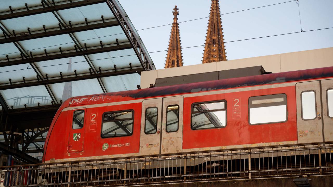 Eine S-Bahn fährt durch Köln.