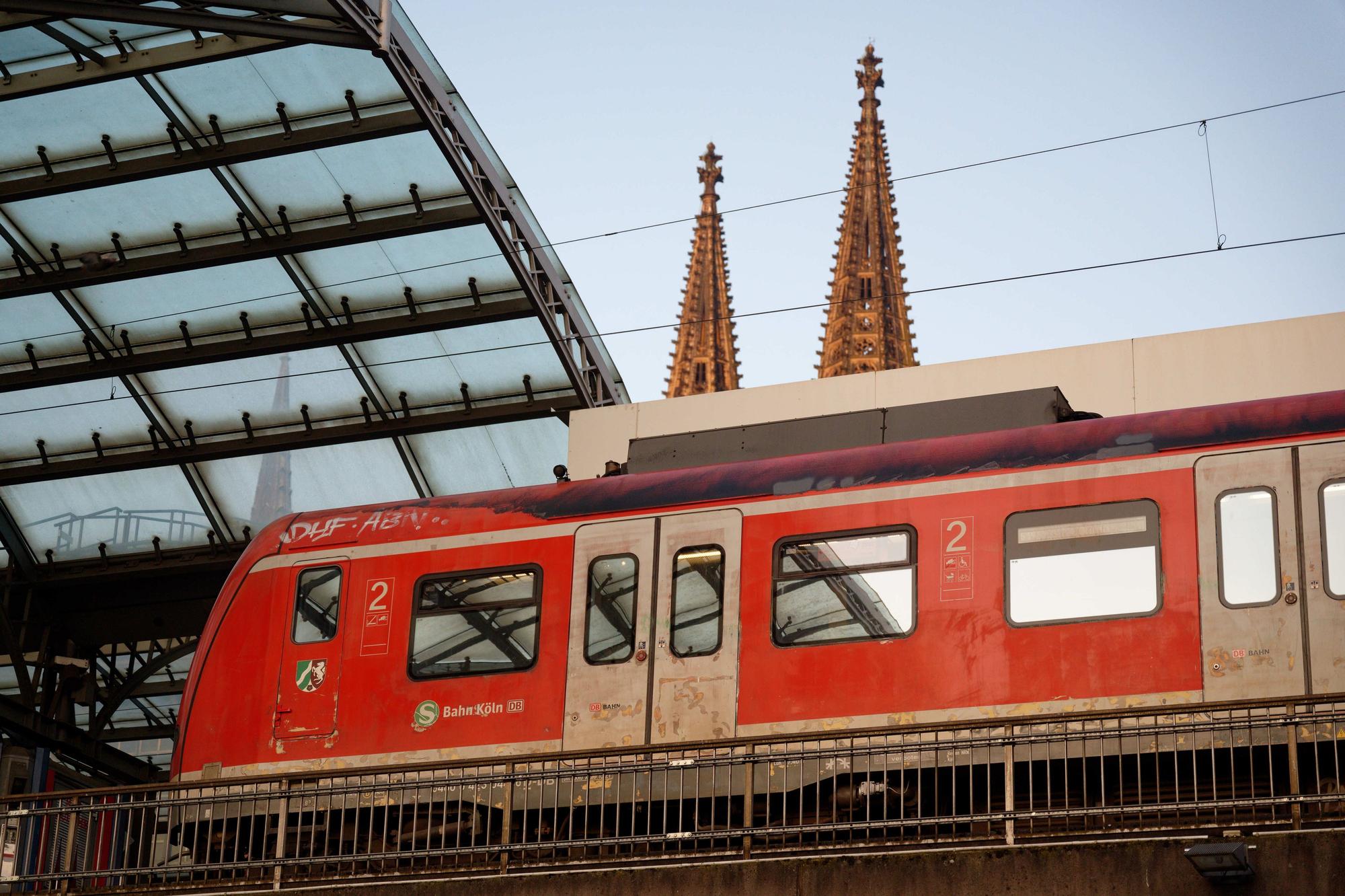 Eine S-Bahn fährt durch Köln.