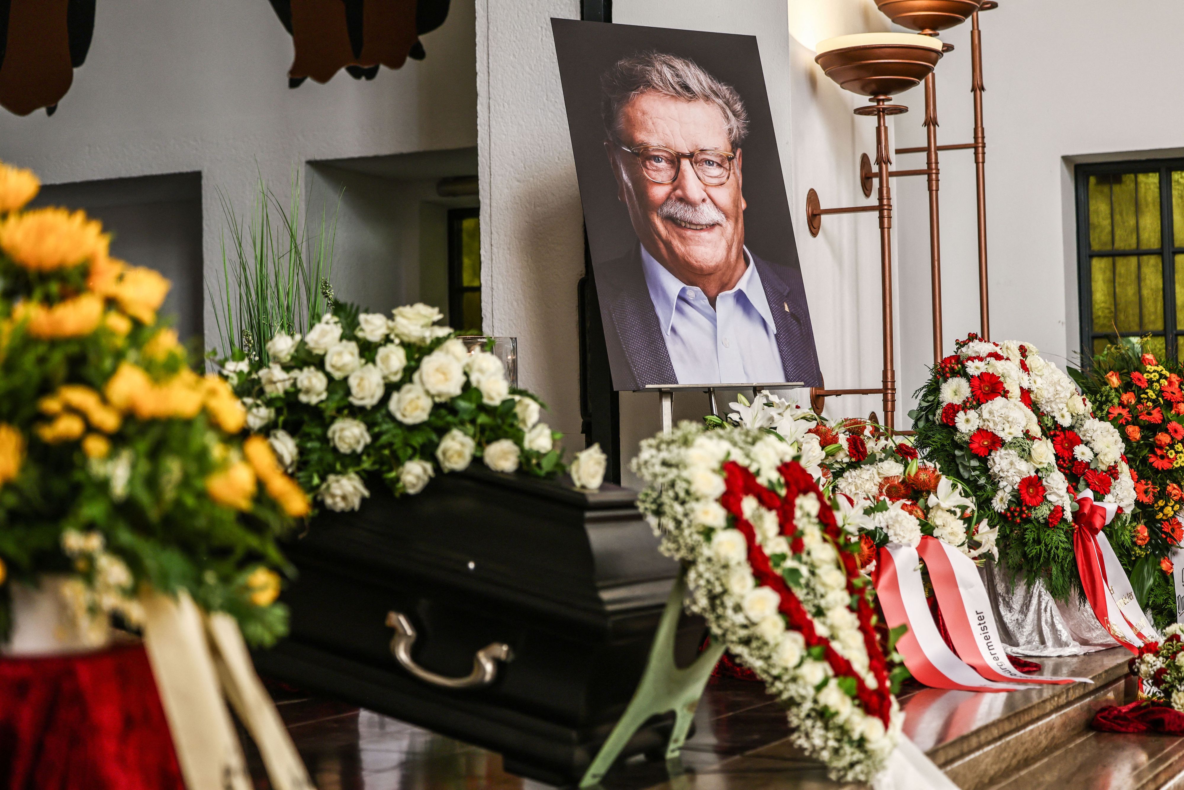 Der Sarg und ein Porträt von dem früheren Oberbürgermeister Fritz Schramma stehen in der Trauerhalle.