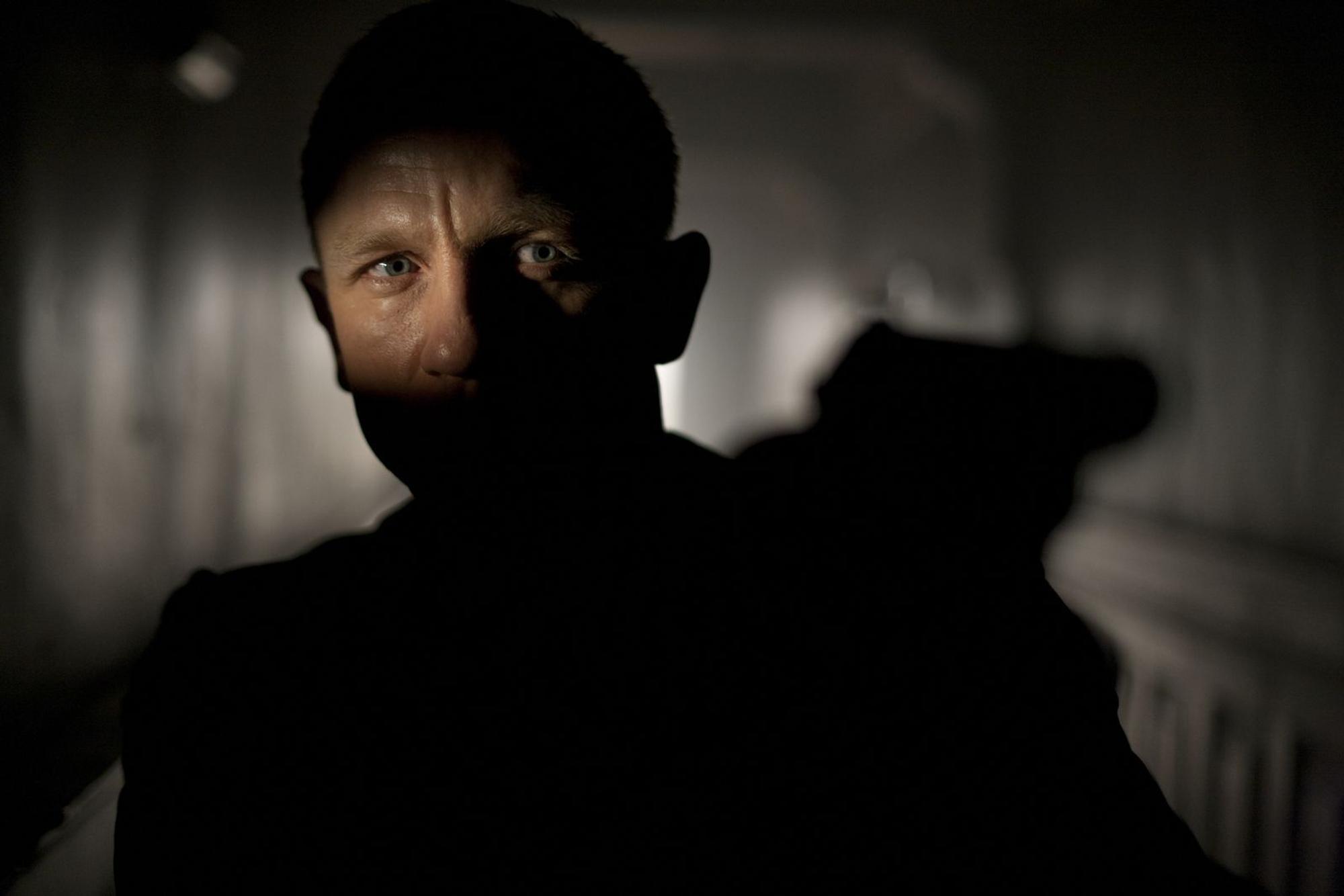 James Bond setzt alles daran, die Verantwortlichen zu finden, die seine Chefin „M“ (Judi Dench) aus dem Weg räumen wollen. (Bild: Skyfall © 2012 Danjaq, LLC, United Artists Corporation and Columbia Pictures Industries)