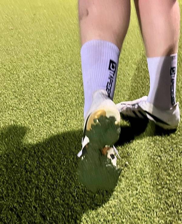 Auf mehreren Kölner Kunstrasenplätzen bleibt das Granulat den Spielern an den Schuhen pappen.