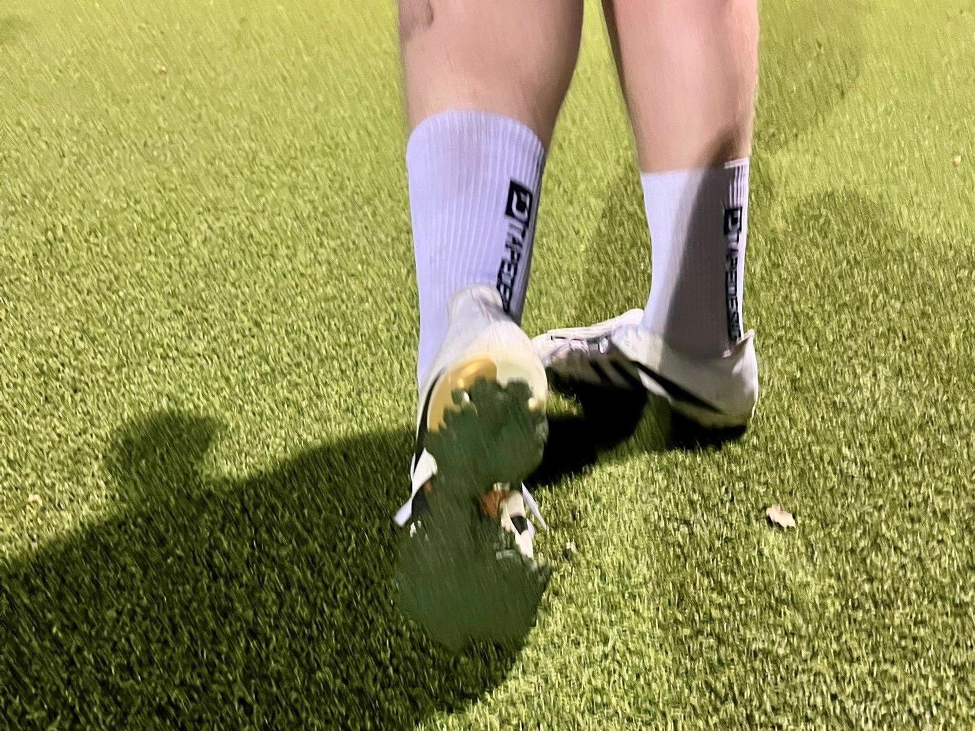Auf mehreren Kölner Kunstrasenplätzen bleibt das Granulat den Spielern an den Schuhen pappen.