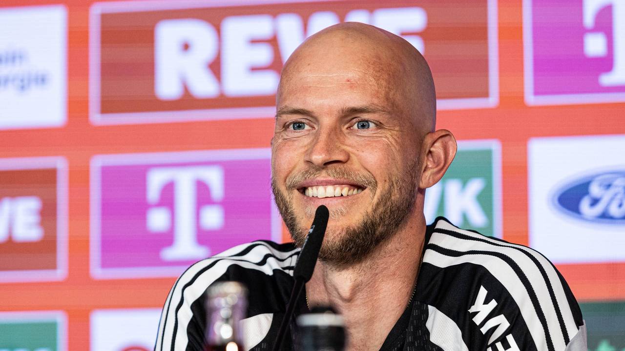 René Wagner sitzt bei einer Pressekonferenz und zieht die Mundwinkel nach unten.