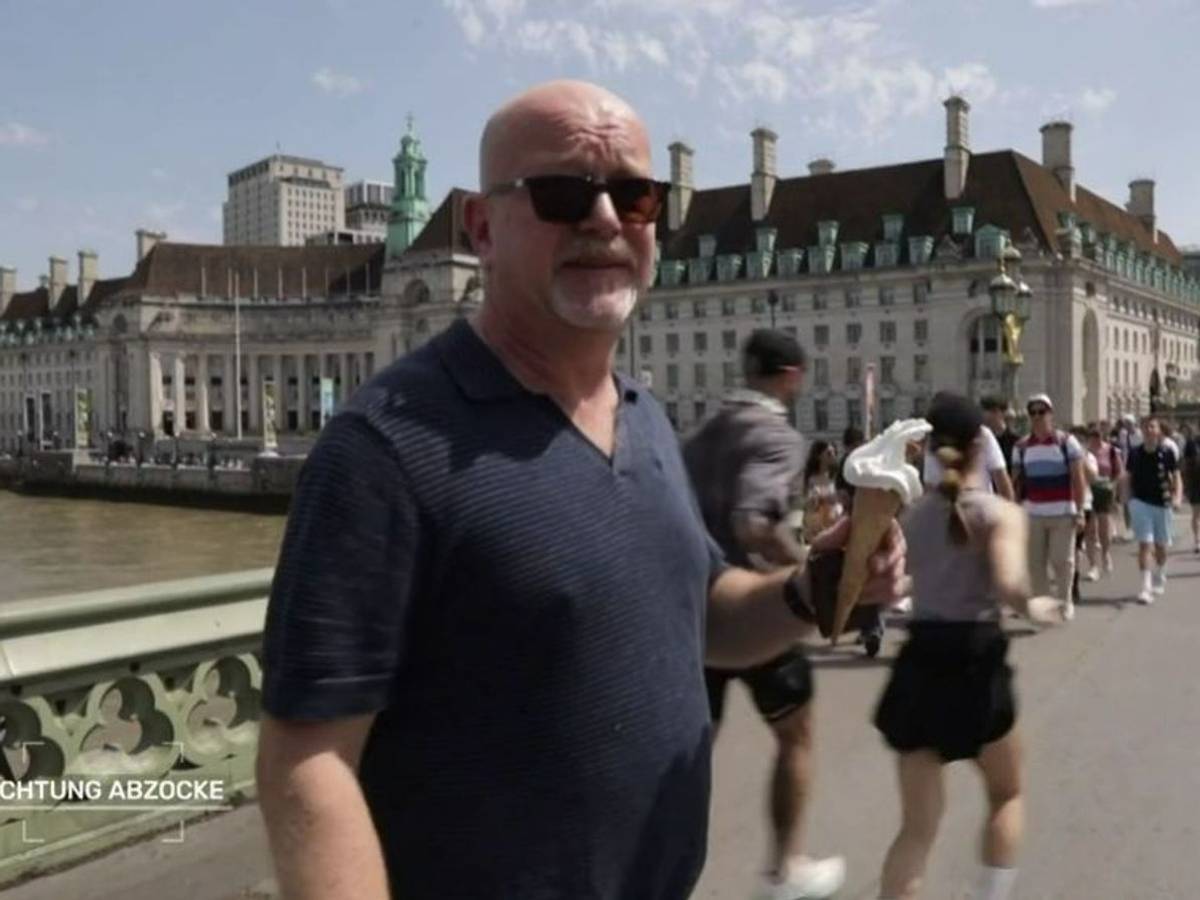 Als Giesel acht Euro für ein Softeis bezahlt, ist er außer sich. „Was! Ist die bescheuert?“, regt er sich über die Verkäuferin auf. (Bild: Joyn)