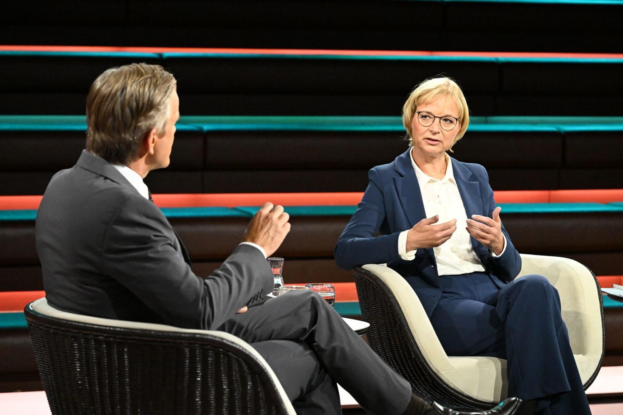 Im Gespräch mit dem ZDF-Moderator gewährte Katja Wolf einen überraschend ehrlichen Einblick in ihre Beziehung zu Sahra Wagenknecht. (Bild: ZDF / Cornelia Lehmann)