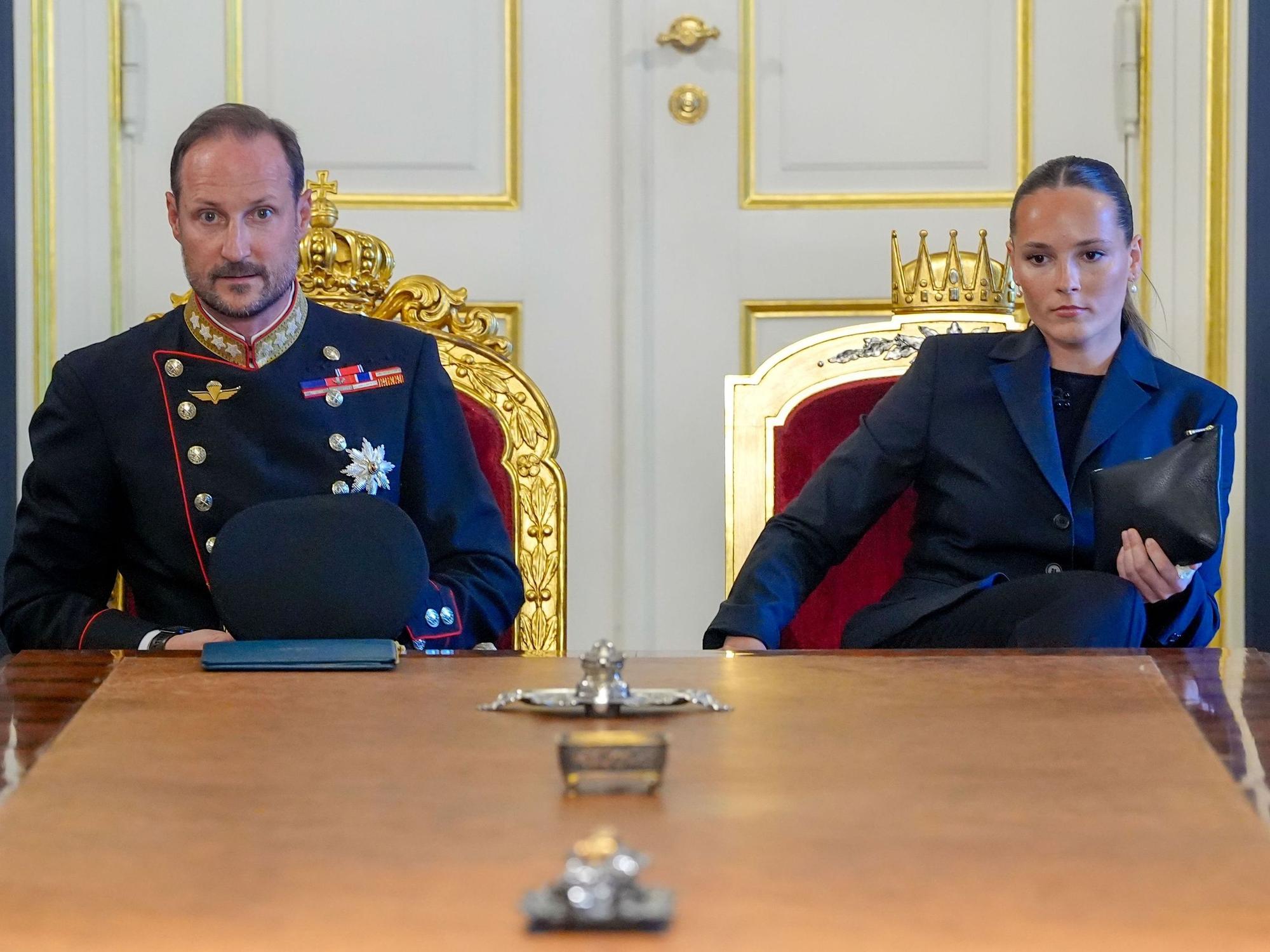 Die Regierung tritt am Freitag nach dem Tod von König Harald V. zu einer außerordentlichen Kabinettssitzung im Palast in Anwesenheit des neuen norwegischen Königs und bisherigen Kronprinzen Haakon (l) und seiner Tochter Ingrid Alexandra (r) zusammen.