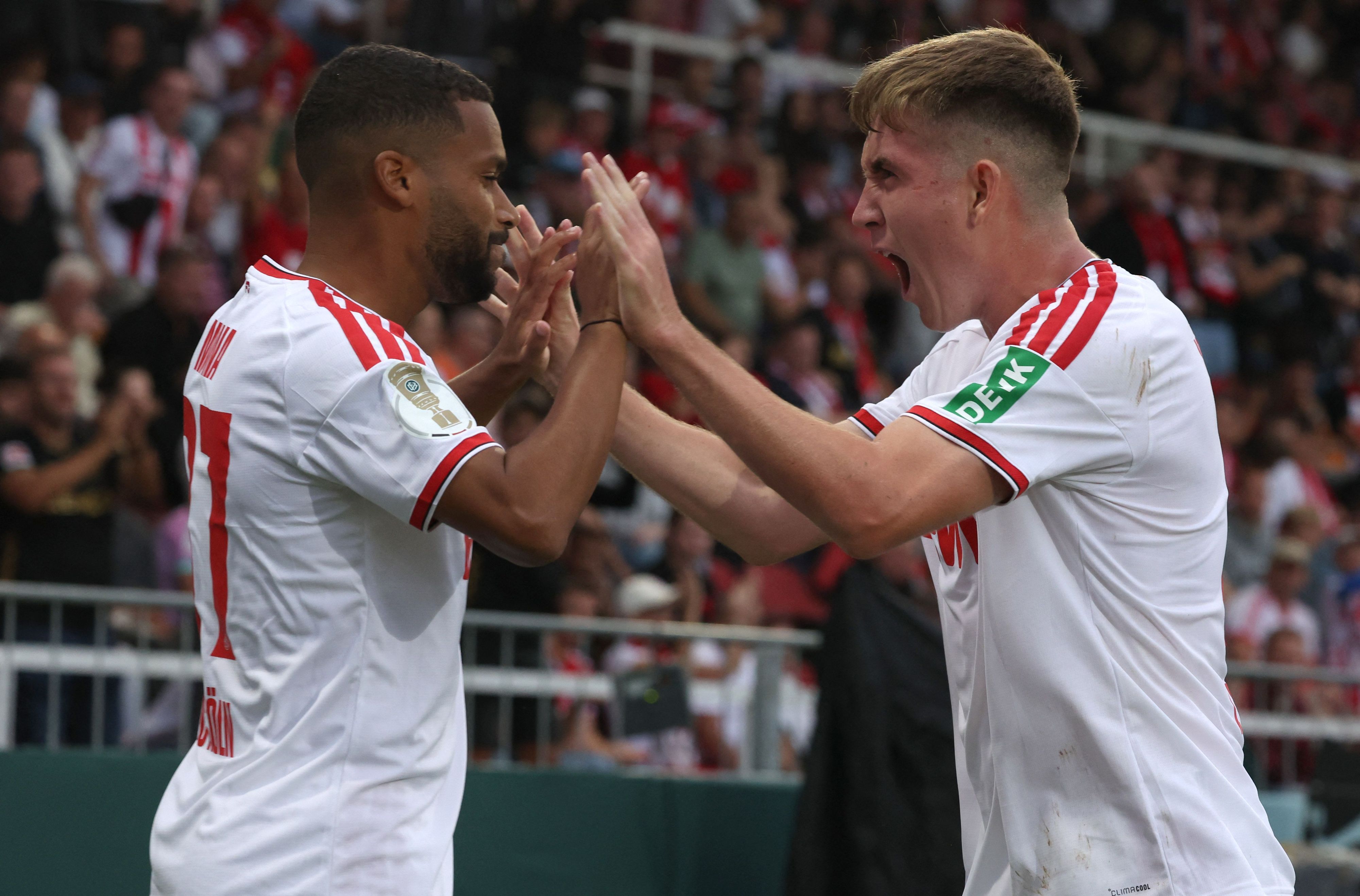 Linton Maina und Isak Johannesson klatschen ab.