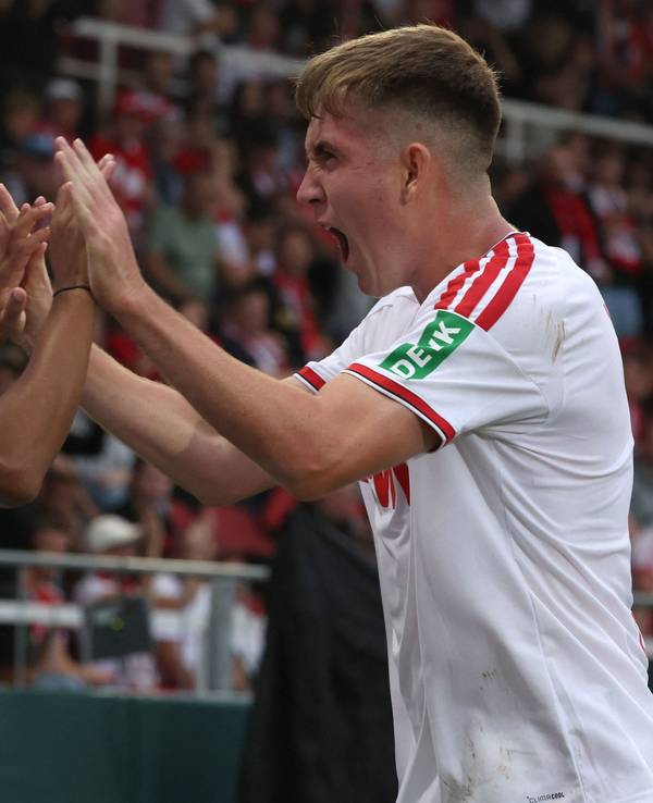 Linton Maina und Isak Johannesson klatschen ab.