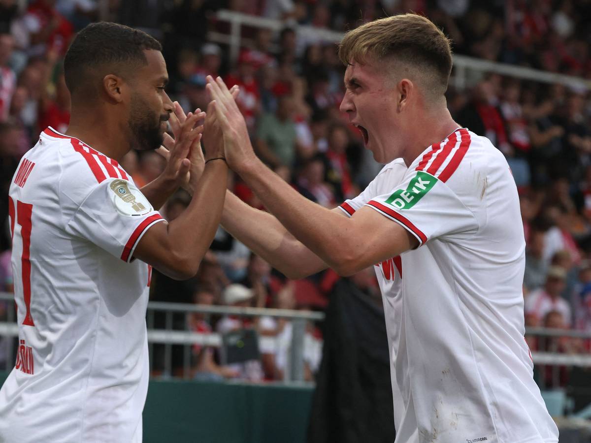 Linton Maina und Isak Johannesson klatschen ab.