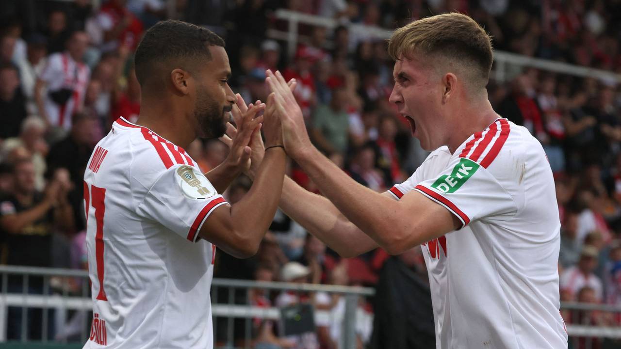 Linton Maina und Isak Johannesson klatschen ab.