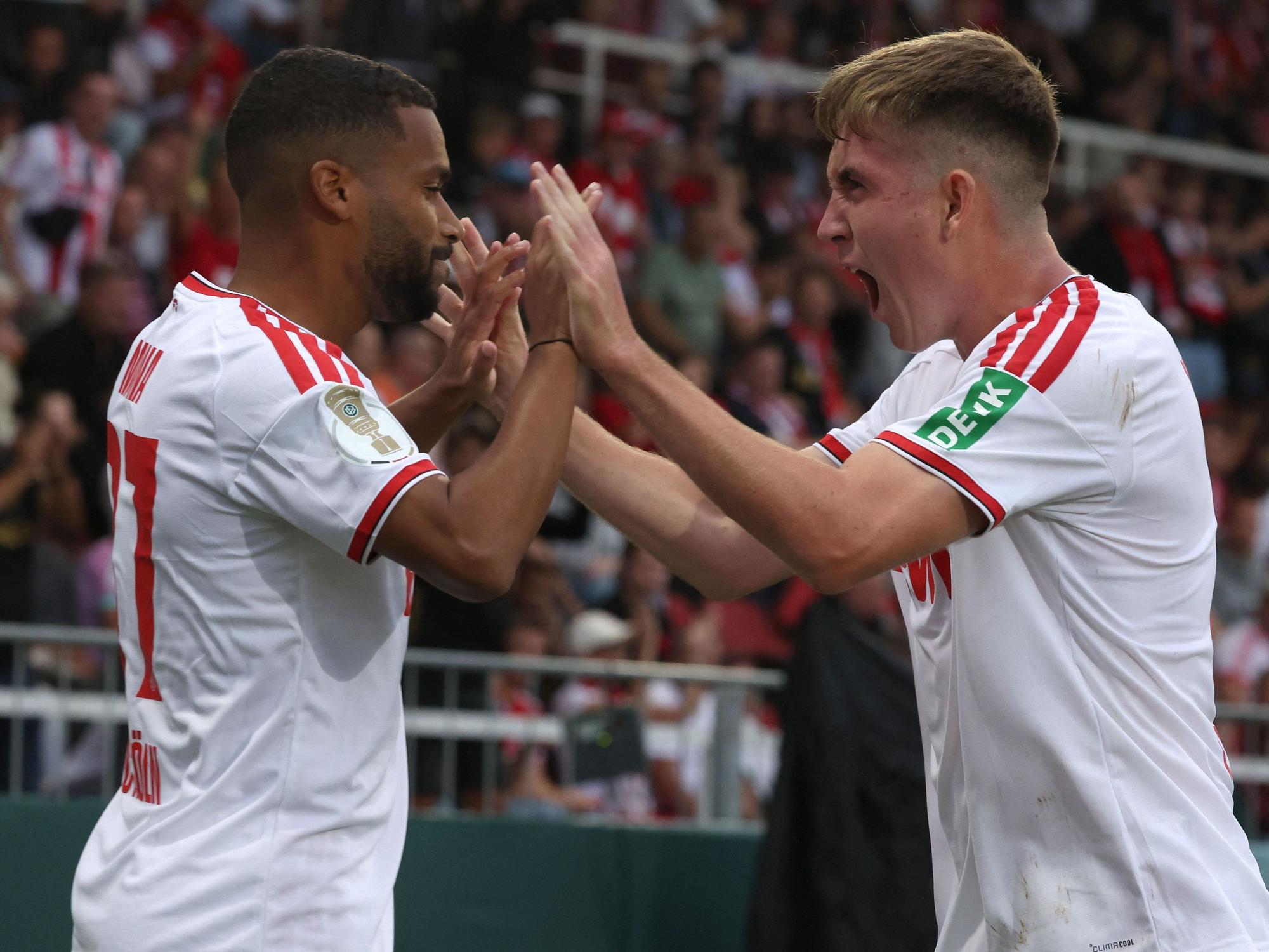 Linton Maina und Isak Johannesson klatschen ab.