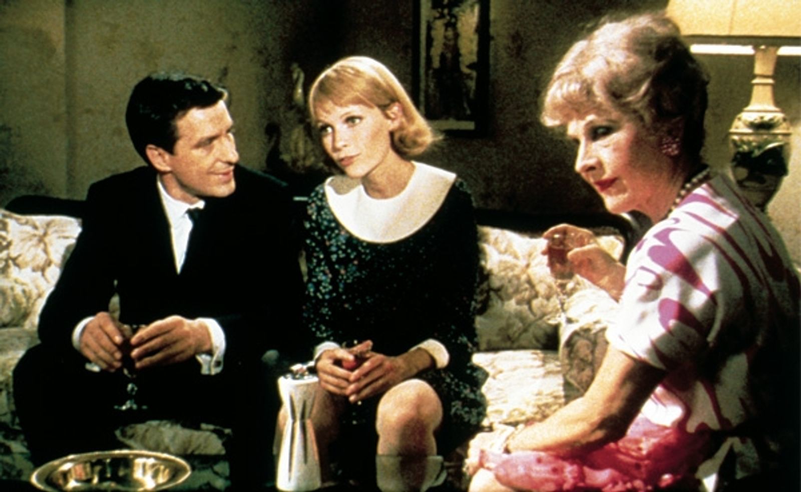 Des Teufels Ziel ist es, mit „Rosemaries Baby“ einen satanischen Nachkommen auf die Welt loszulassen. Doch welche Rolle spielt die Nachbarin von Guy (John Cassavetes) und Rosemarie (Mia Farrow, Mitte), Minnie (Ruth Gordon), in dem dämonischen Plan? (Bild: Paramount)