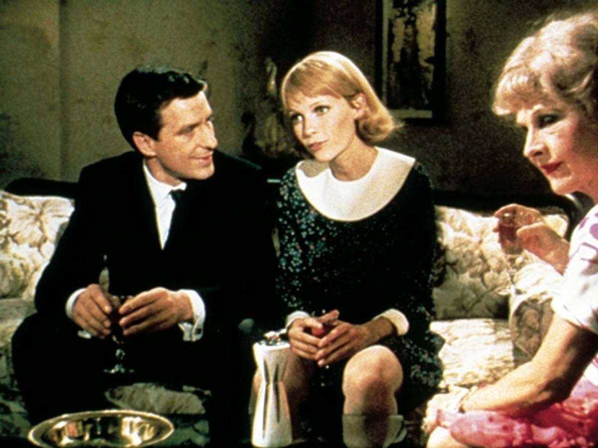 Des Teufels Ziel ist es, mit „Rosemaries Baby“ einen satanischen Nachkommen auf die Welt loszulassen. Doch welche Rolle spielt die Nachbarin von Guy (John Cassavetes) und Rosemarie (Mia Farrow, Mitte), Minnie (Ruth Gordon), in dem dämonischen Plan? (Bild: Paramount)