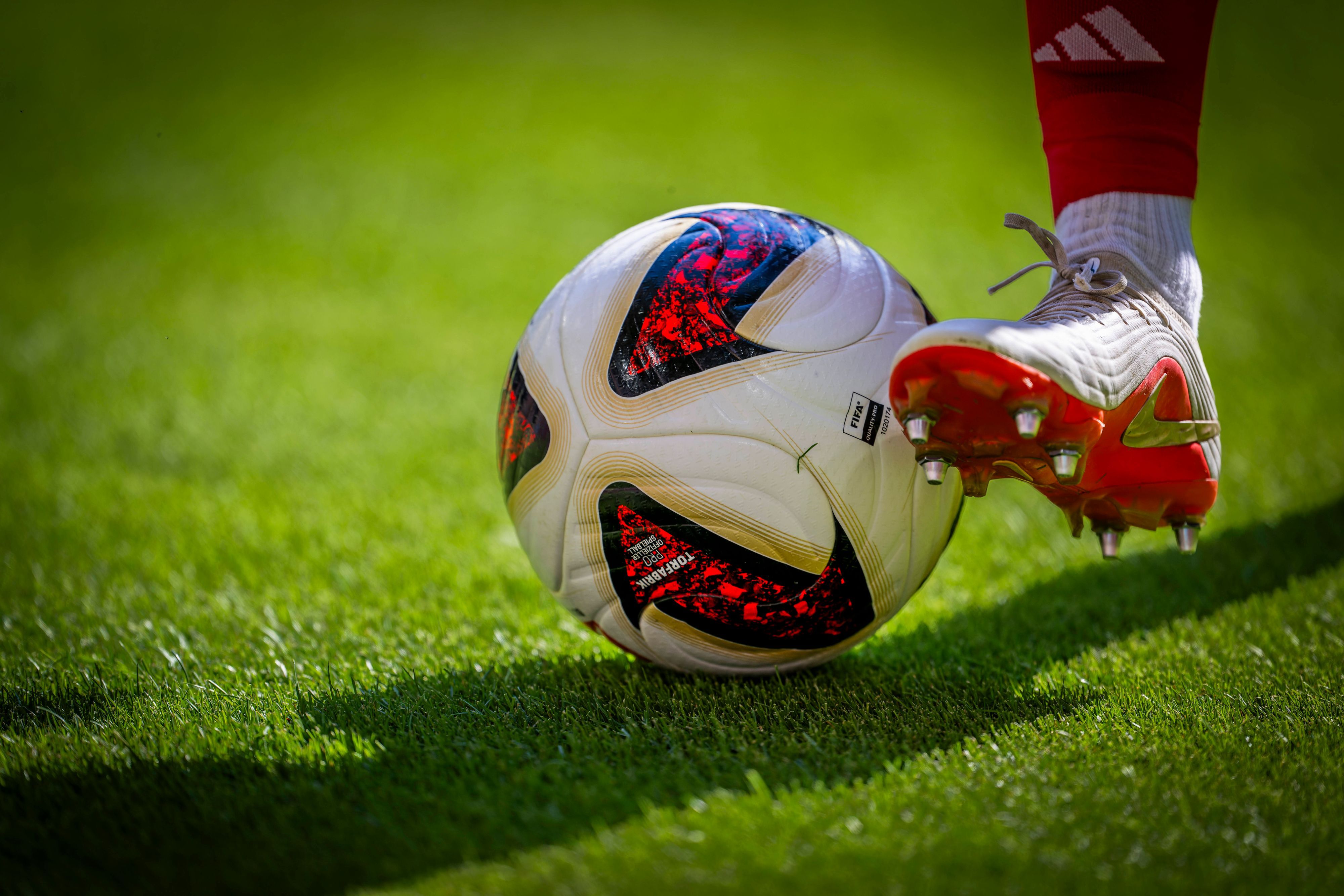 Fußballspieler führt den Ball am Fuß.