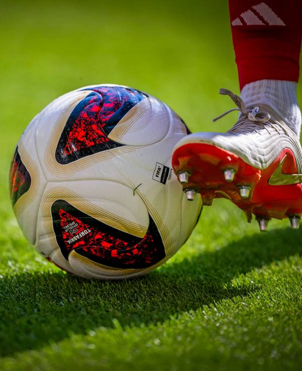 Fußballspieler führt den Ball am Fuß.