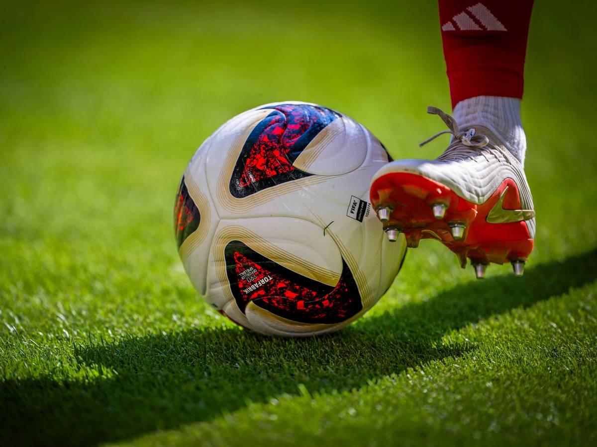 Fußballspieler führt den Ball am Fuß.