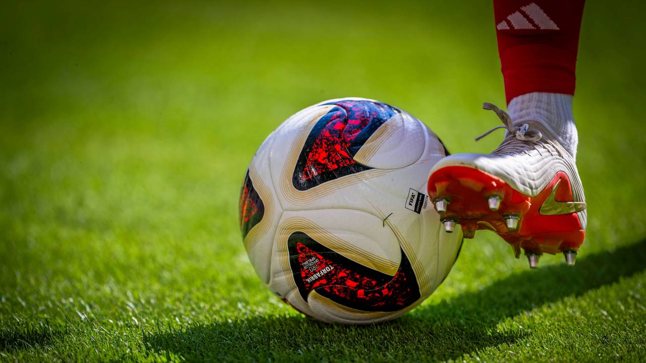 Fußballspieler führt den Ball am Fuß.