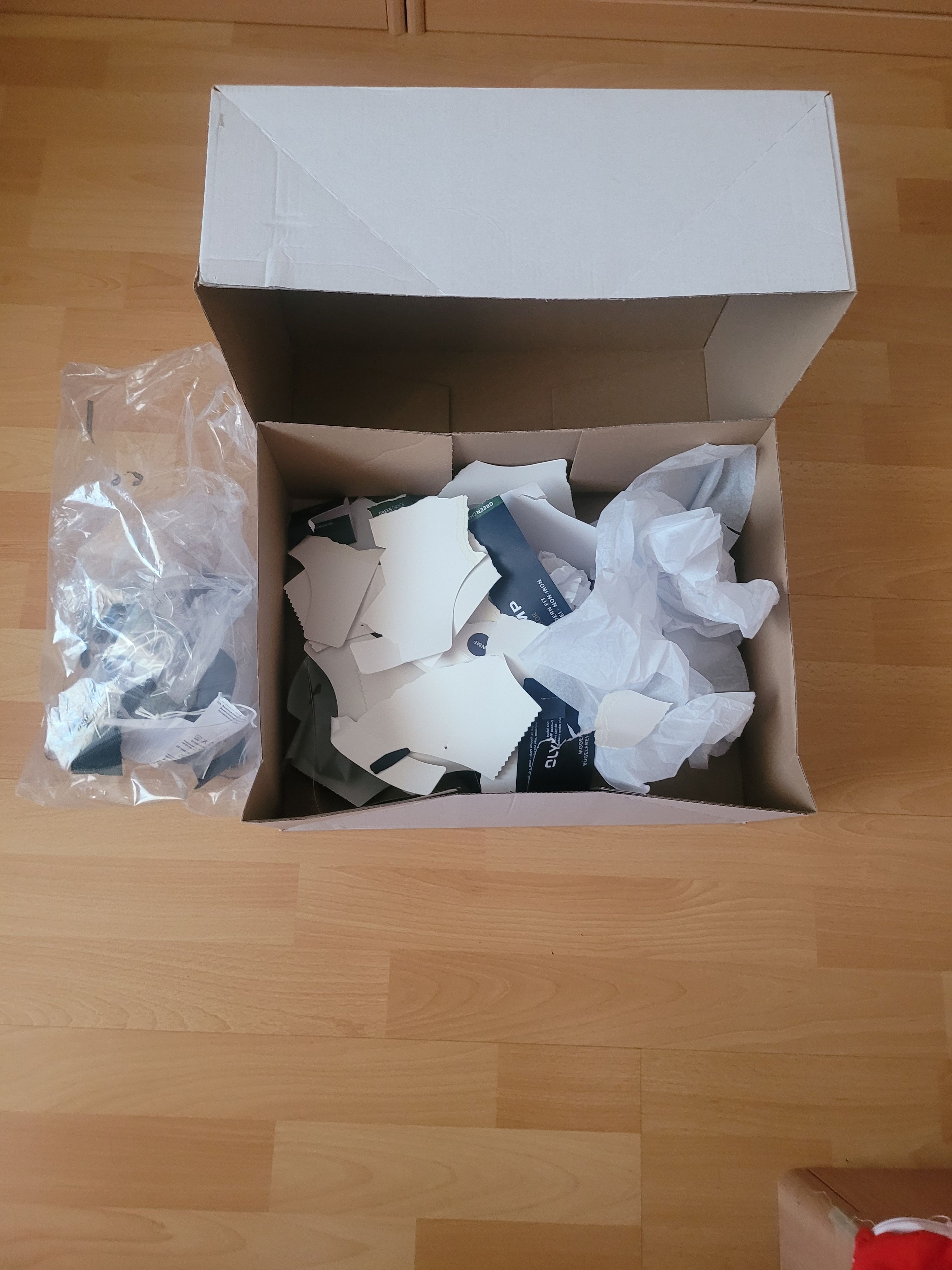 Verpackungsmüll von zwei Herren-Oberhemden
