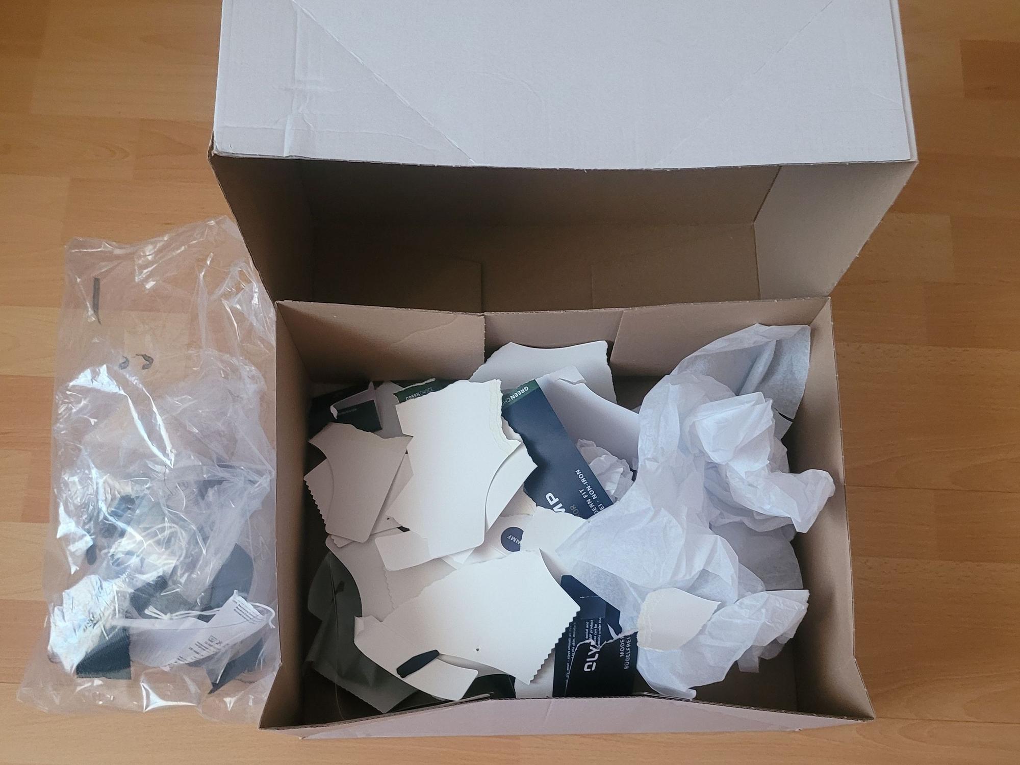Verpackungsmüll von zwei Herren-Oberhemden