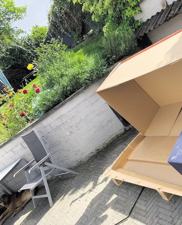 Duscharmatur und eine superflache, kleine Wandheizung geliefert in einem Riesenkarton auf Doppelpalette. Das Foto darf ohne vorheriger Rücksprache mit Stefanie Monien nicht verwendet werden