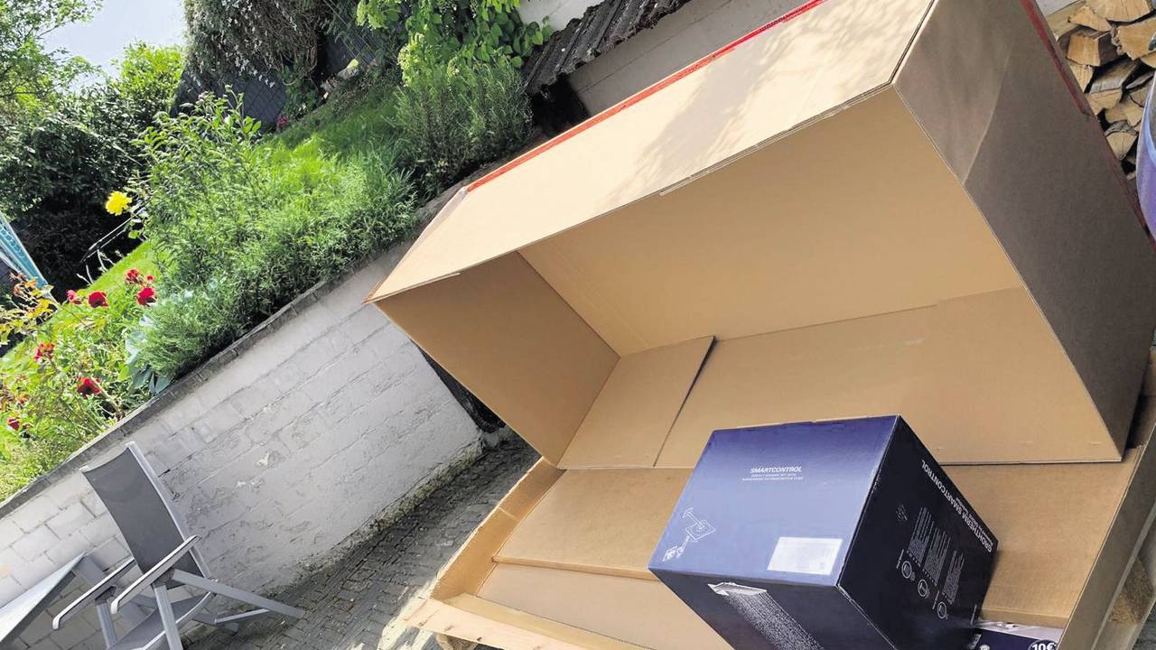 Duscharmatur und eine superflache, kleine Wandheizung geliefert in einem Riesenkarton auf Doppelpalette. Das Foto darf ohne vorheriger Rücksprache mit Stefanie Monien nicht verwendet werden