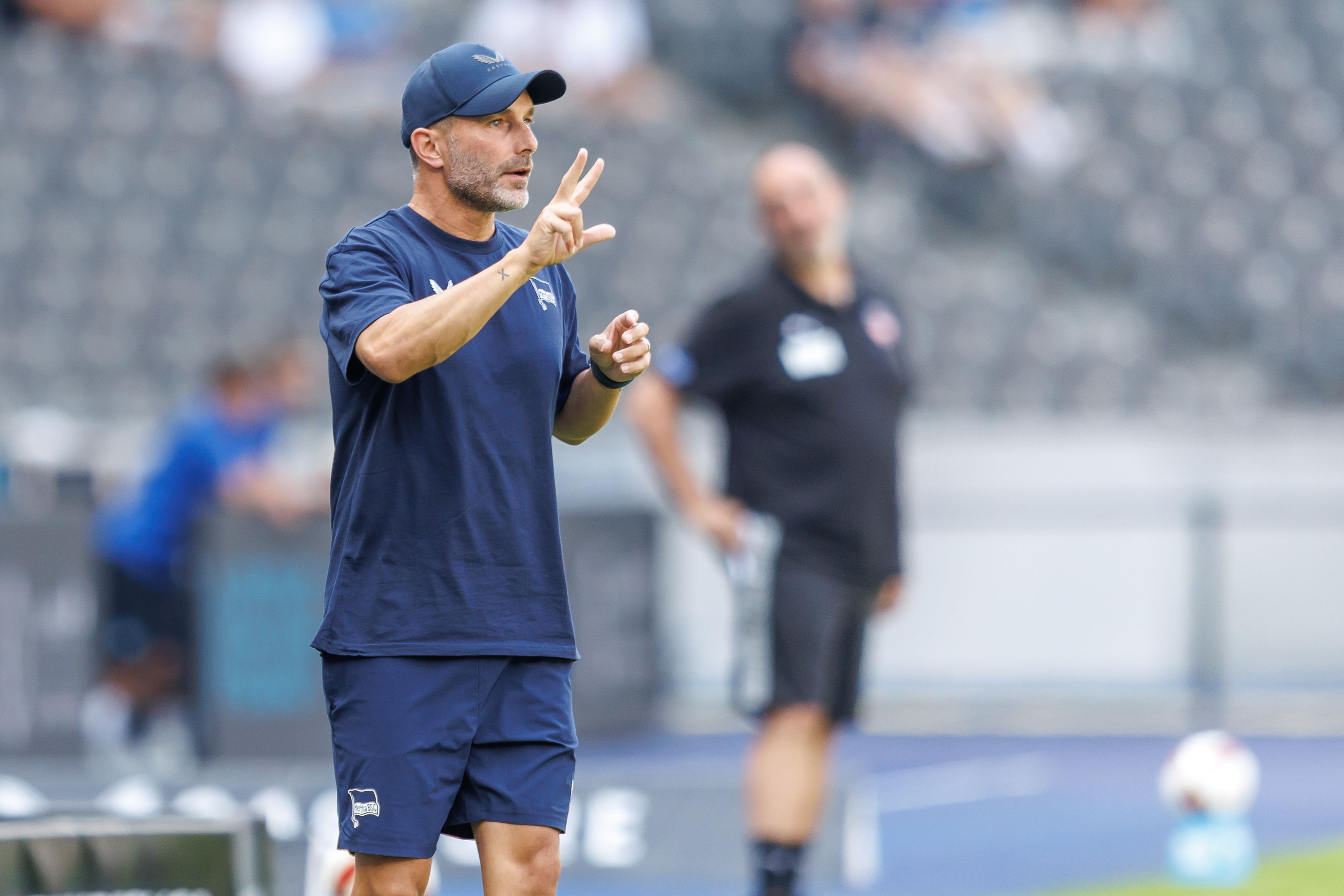 Anweisungen am Spielfeldrand von Hertha-Trainer Stefan Leitl.