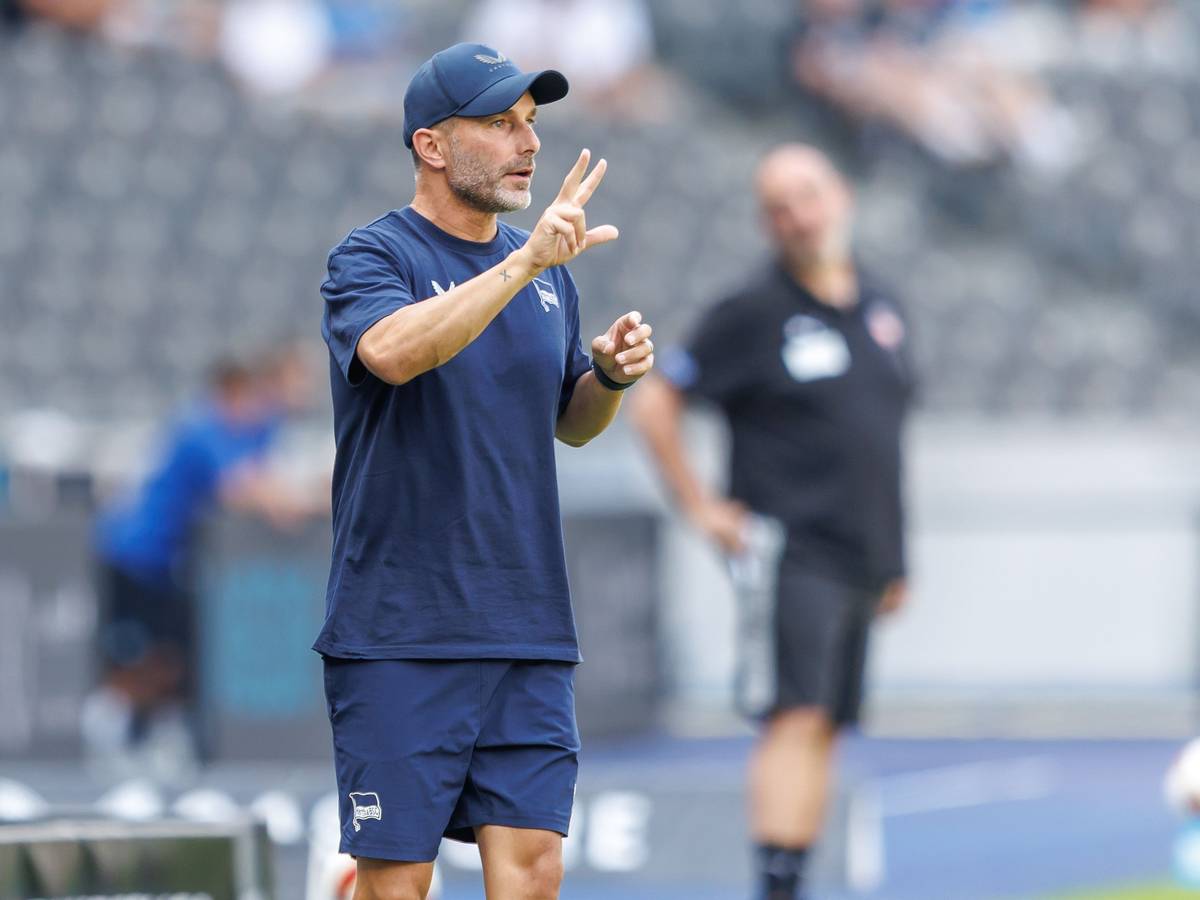 Anweisungen am Spielfeldrand von Hertha-Trainer Stefan Leitl.