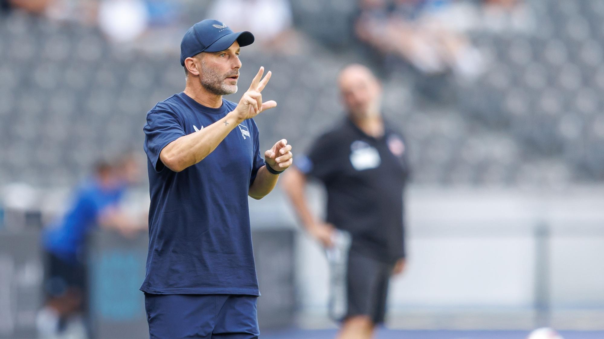 Anweisungen am Spielfeldrand von Hertha-Trainer Stefan Leitl.