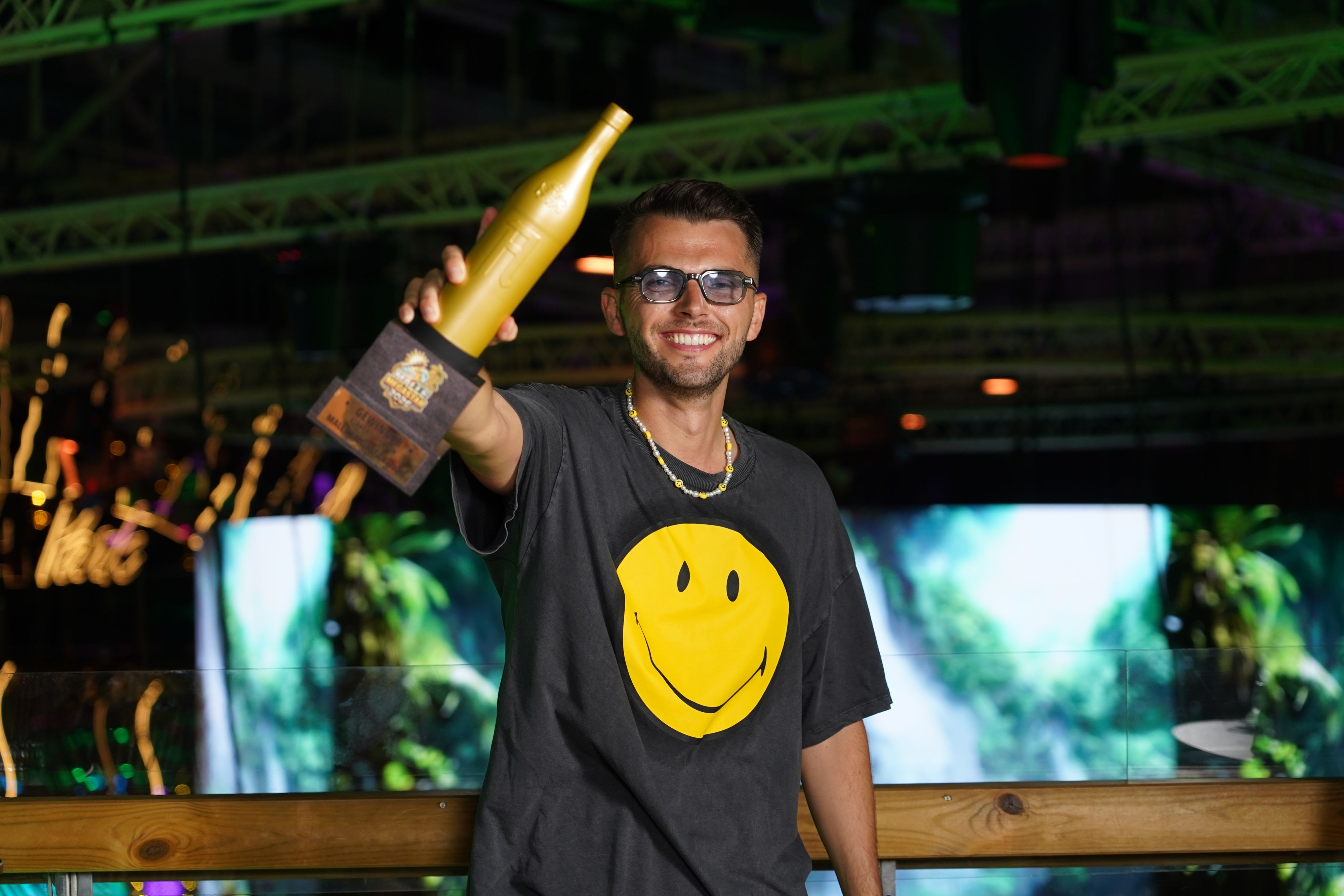 Leon Heidrich, Sieger bei „Malle Megastar“, zeigt seinen Pokal.