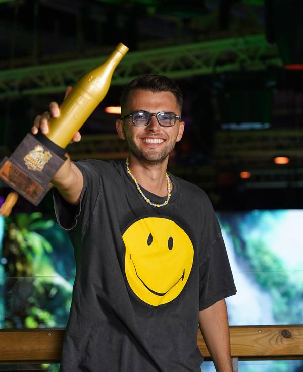 Leon Heidrich, Sieger bei „Malle Megastar“, zeigt seinen Pokal.