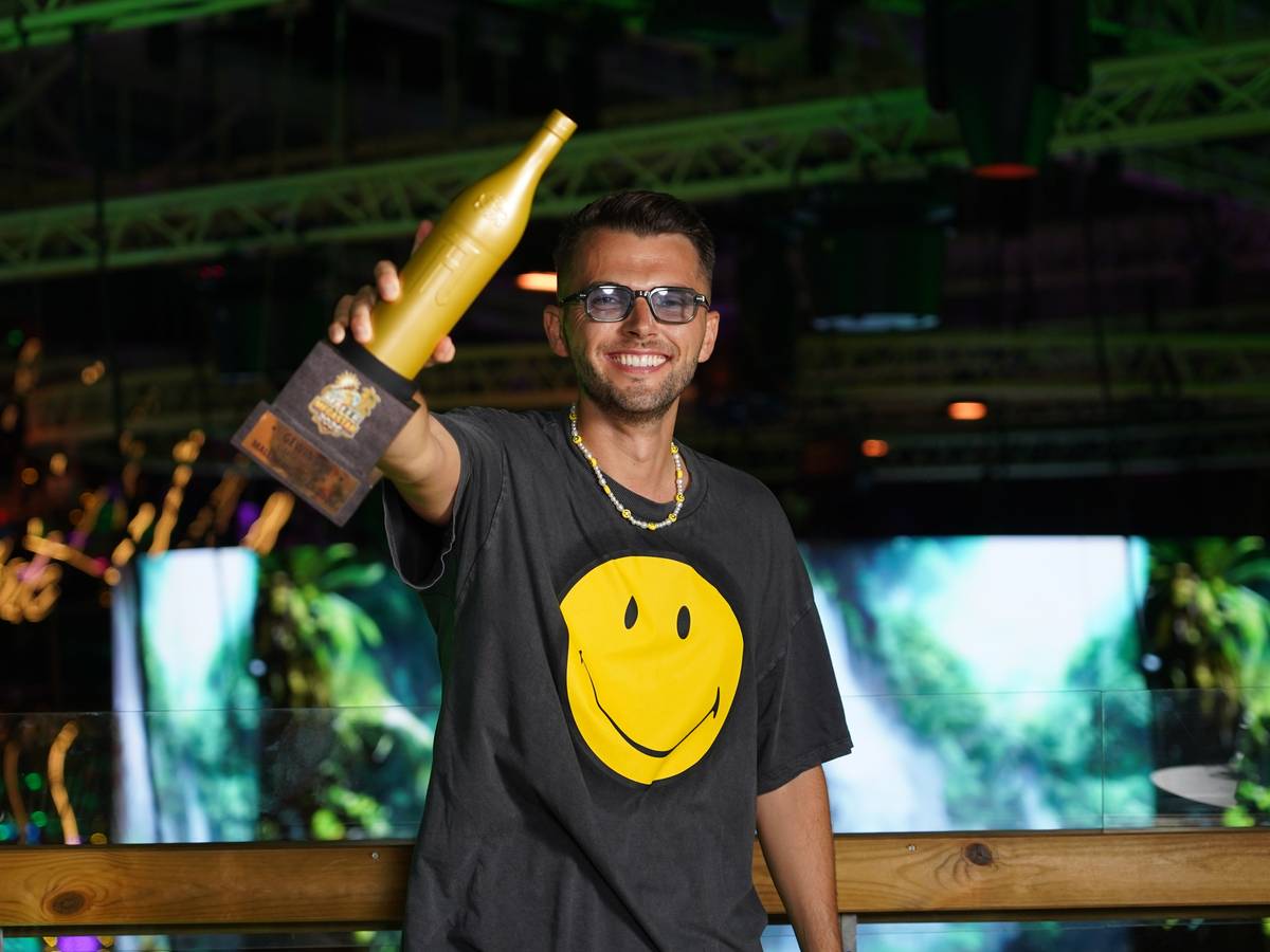 Leon Heidrich, Sieger bei „Malle Megastar“, zeigt seinen Pokal.