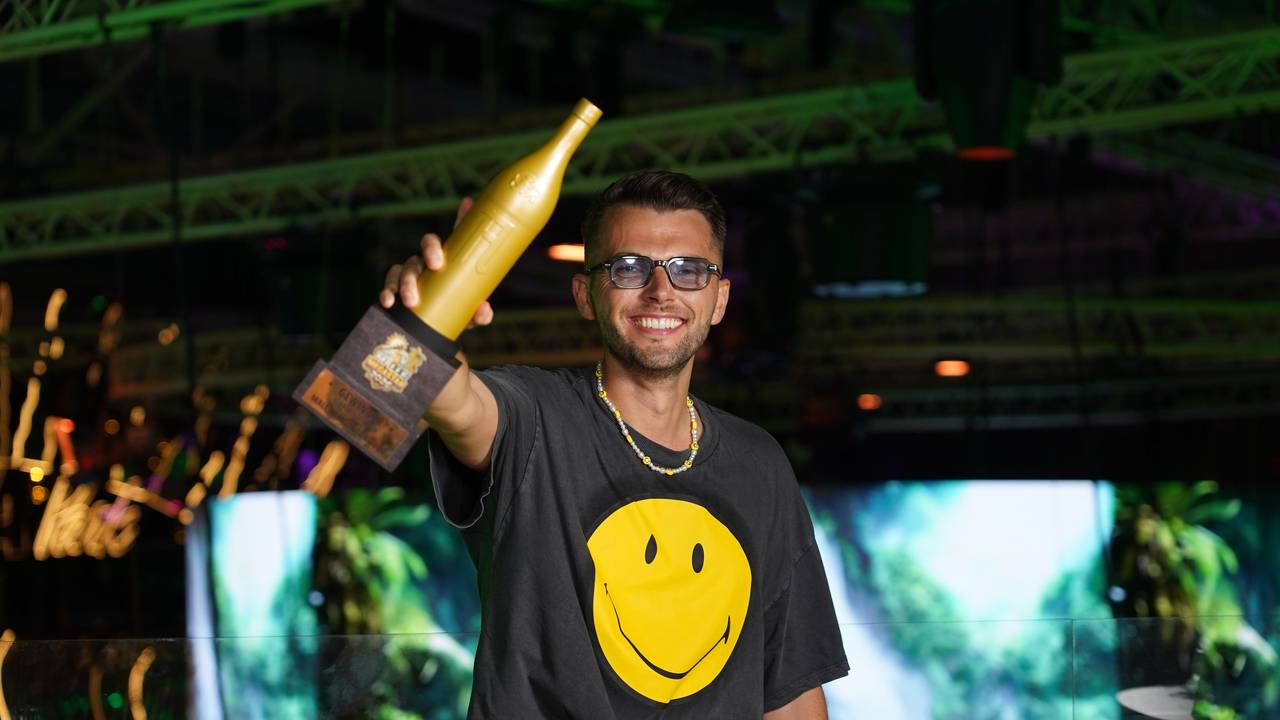 Leon Heidrich, Sieger bei „Malle Megastar“, zeigt seinen Pokal.