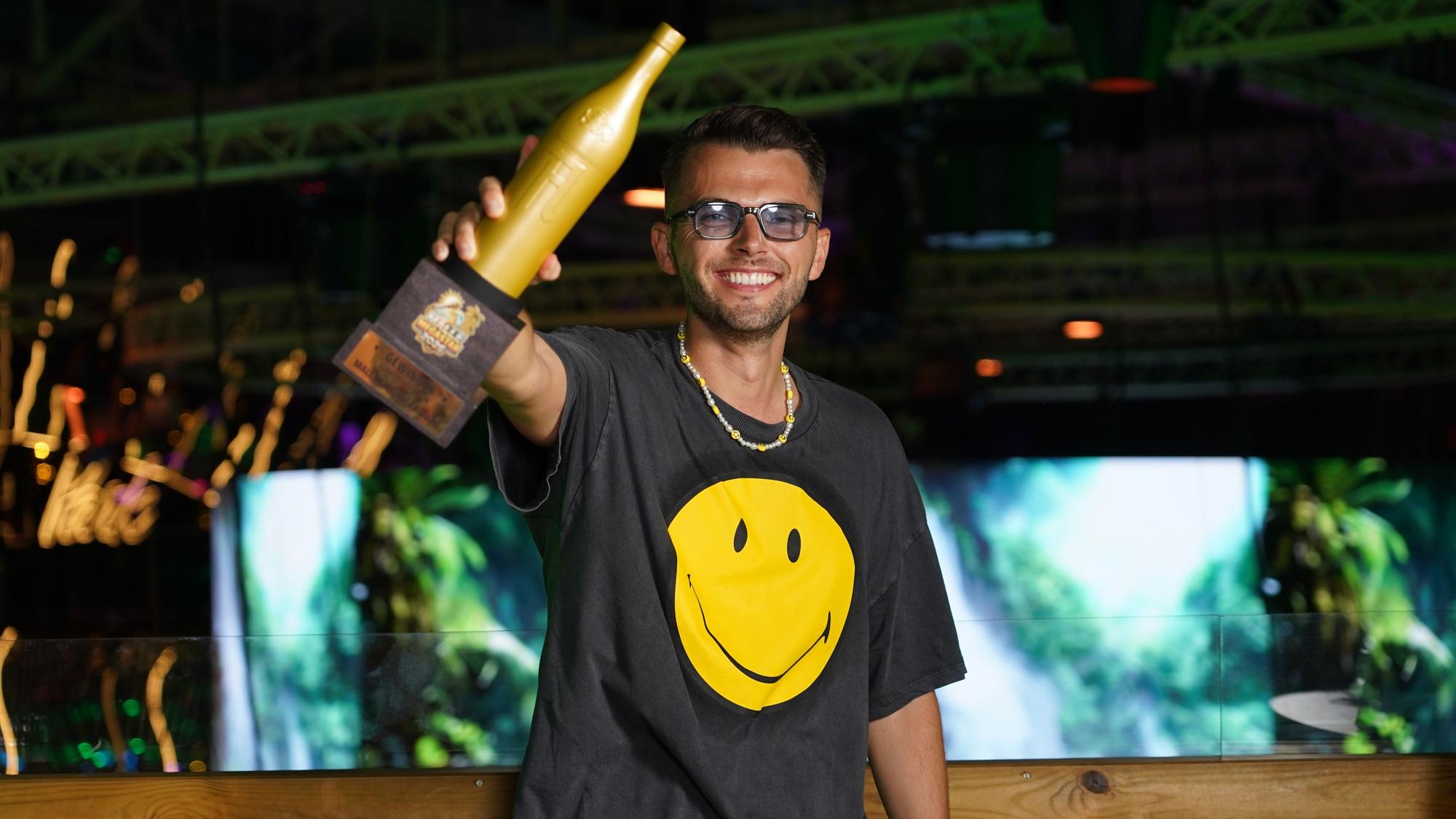 Leon Heidrich, Sieger bei „Malle Megastar“, zeigt seinen Pokal.