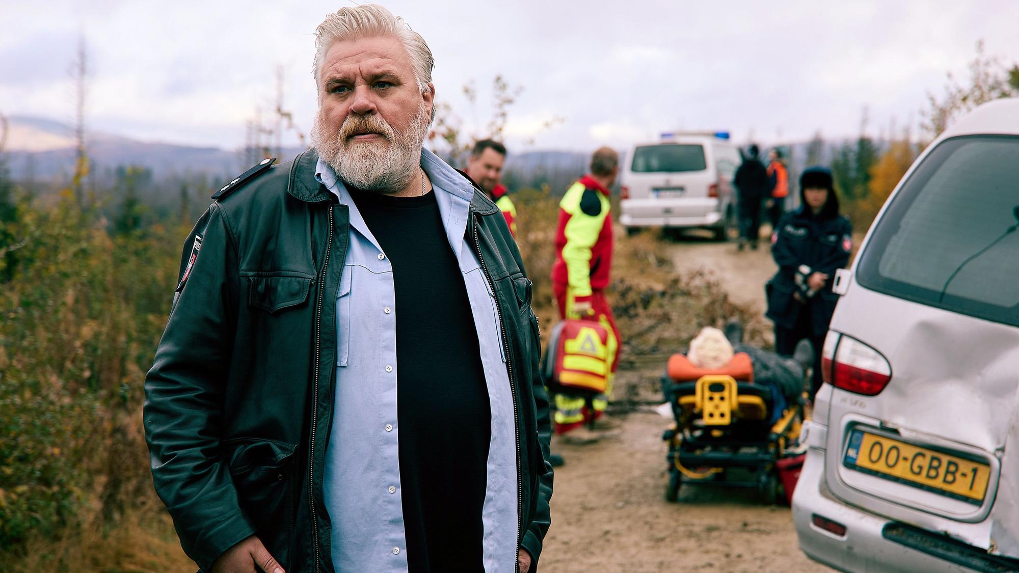 „Sheriff“ Frank Koops (Aljoscha Stadelmann) am Unfallort.