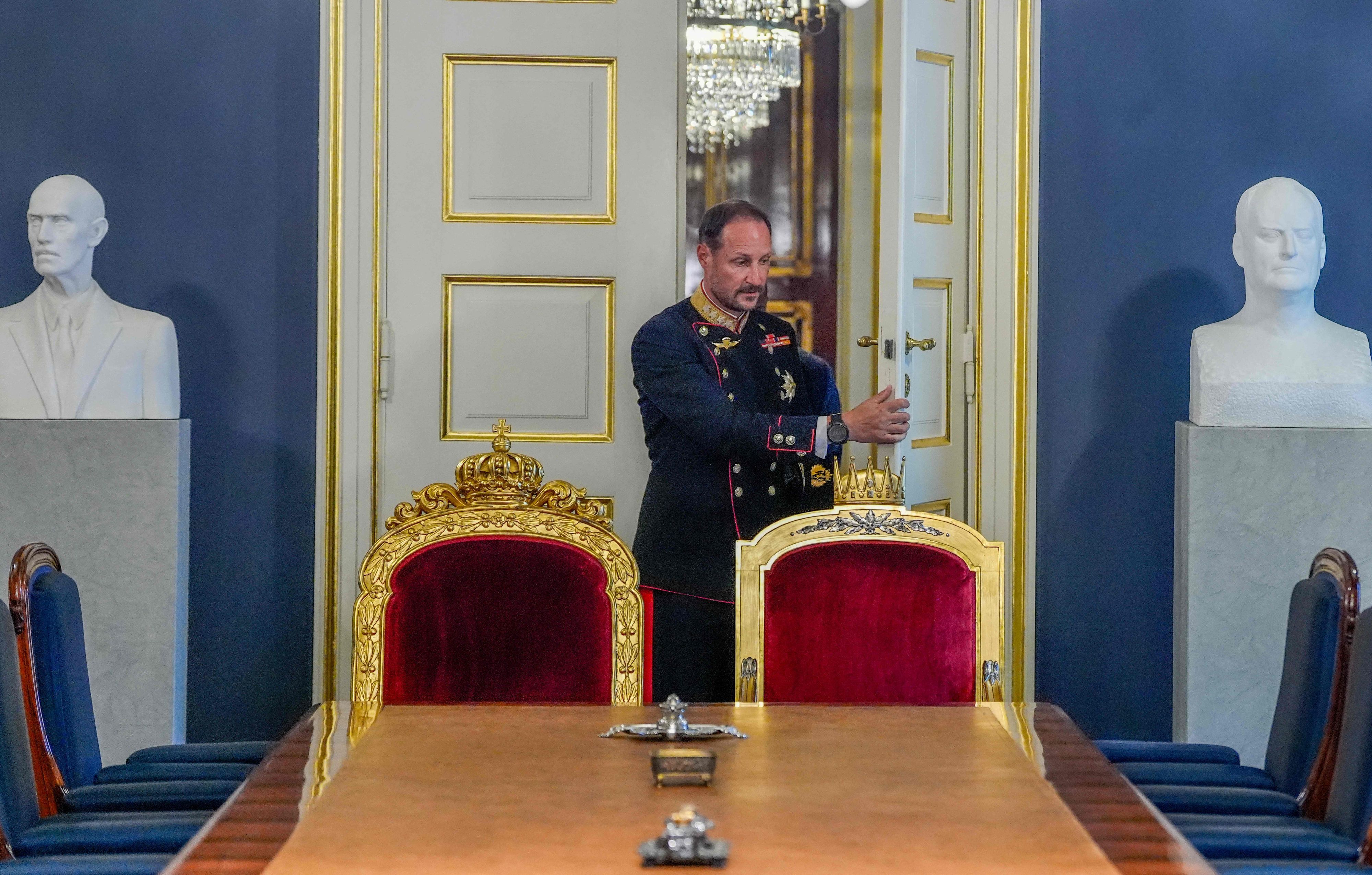 Norwegens neuer König Haakon VIII. betritt den Kabinettssaal.