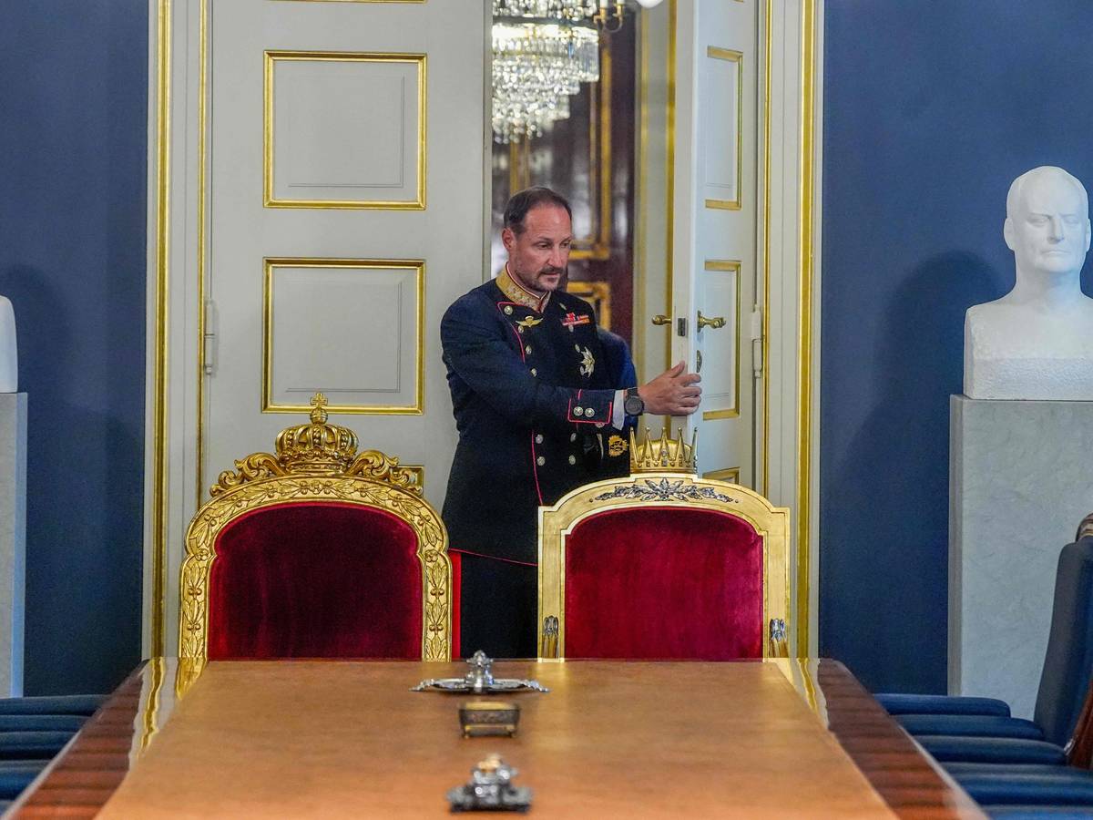 Norwegens neuer König Haakon VIII. betritt den Kabinettssaal.