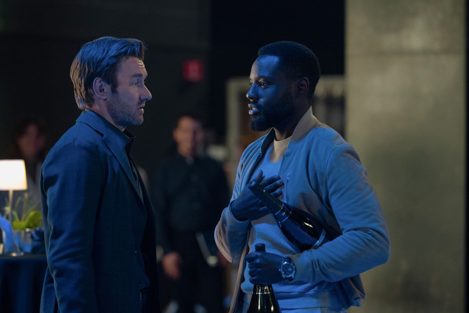 Jason Dessen (Joel Edgerton) hat es geschafft und die Türen zum Multiversum aufgestoßen: Für seinen Boss und Geldgeber Leighton Dayo Okeniyi) ist das ein Grund zum Feiern. (Bild: Apple TV / Sandy Morris)