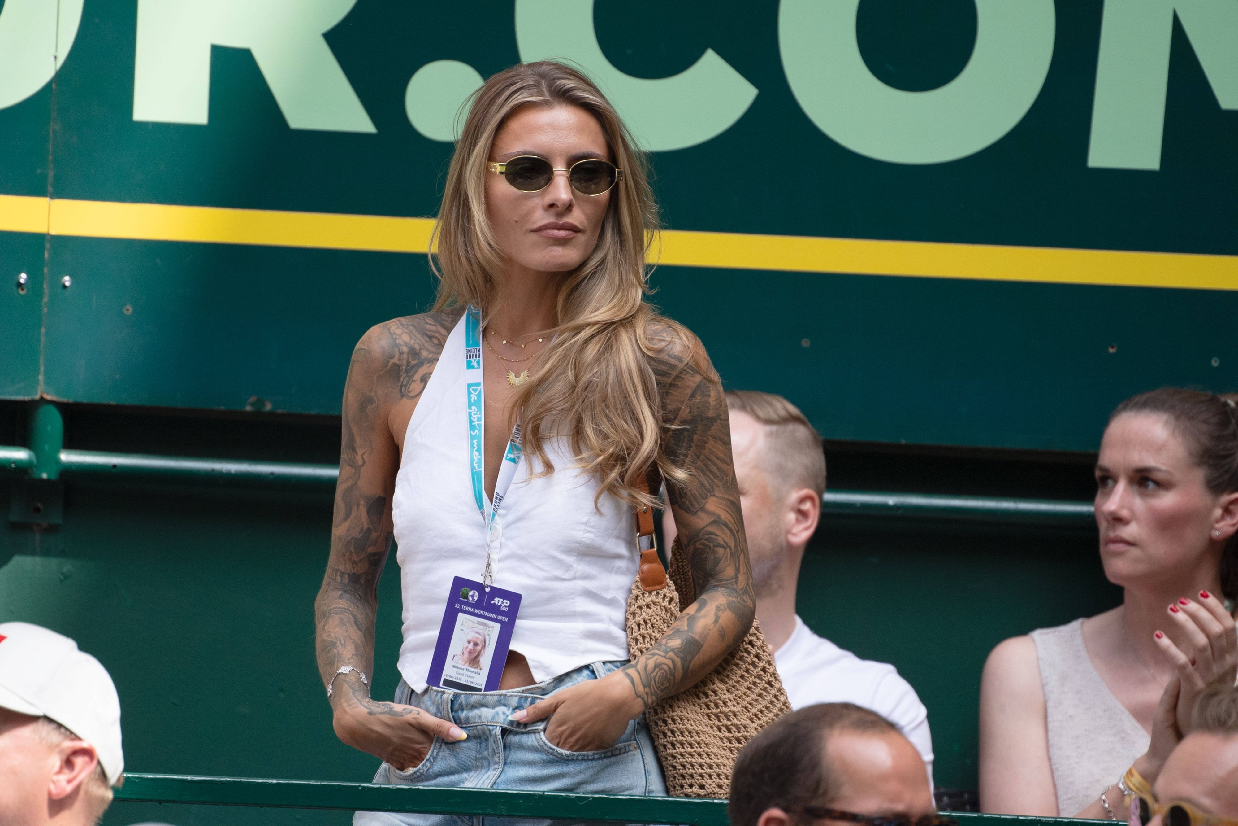 Sophia Thomalla auf der Tribüne.