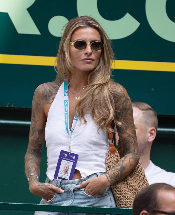 Sophia Thomalla auf der Tribüne.
